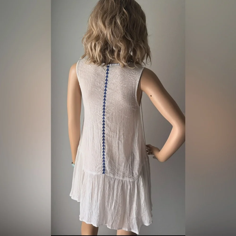 NWOT THML White and Blue Embroidered Boho dress in size X-Small Just gorgeous ❤️